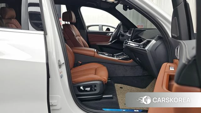 BMW X7 (G07) 2024 Белый из Кореи, фото 2