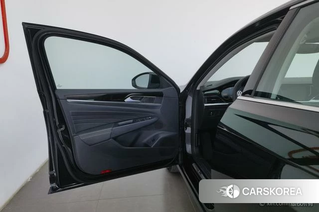 Volkswagen Passat 2025 Черный из Китая, фото 2