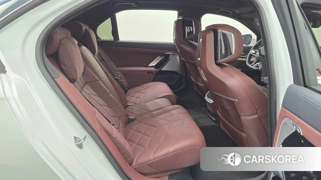 BMW 7 Series (G70) 2025 Белый из Кореи, фото 2