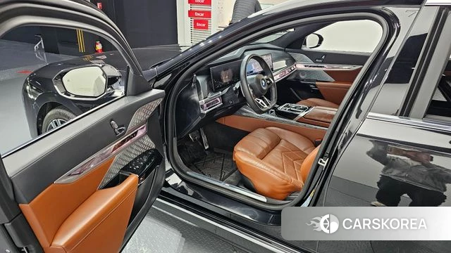 BMW 7 Series (G70) 2023 Черный из Кореи, фото 2