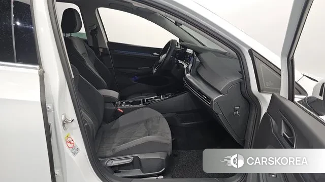 Volkswagen Golf 8th Generation 2024 Белый из Кореи, фото 2