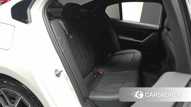 BMW 5 Series (G60) 2024 Белый из Кореи, фото 2