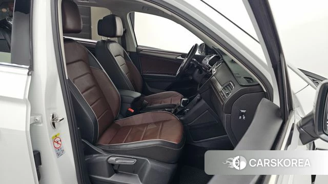 Volkswagen Tiguan Allspace 2023 Белый из Кореи, фото 2