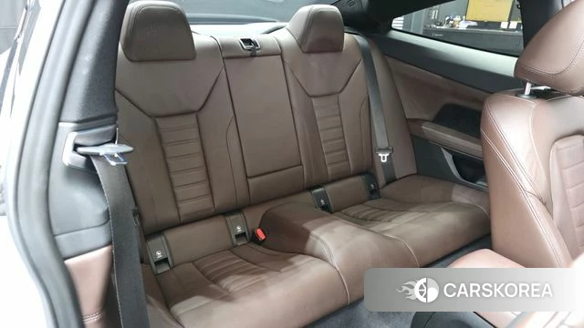 BMW 4 Series (G22) 2023 Серебристо-серый из Кореи, фото 2