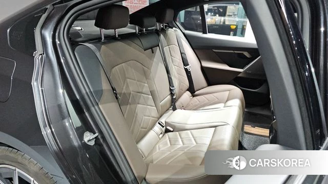 BMW 5 Series (G60) 2024 Серый из Кореи, фото 2