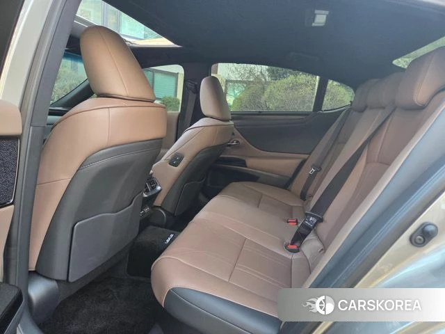 Lexus ES300h 7th generation 2025 Серебристо-серый из Кореи, фото 2