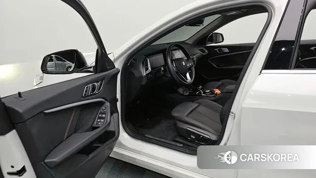 BMW 1 Series (F40) 2021 Белый из Кореи, фото 2