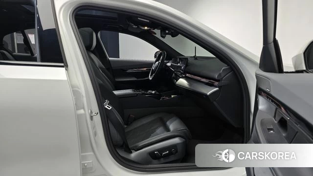 BMW 5 Series (G60) 2023 Белый из Кореи, фото 2