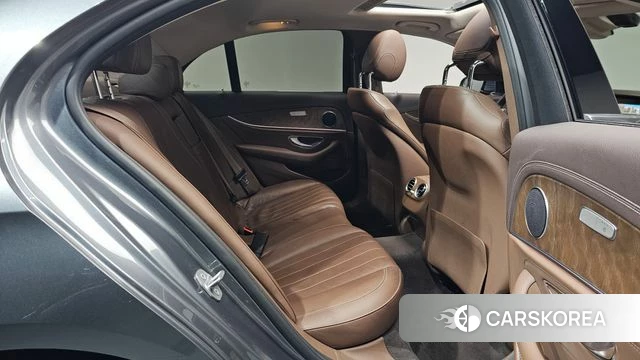 Mercedes-Benz E-Class W213 2018 Серый из Кореи, фото 2
