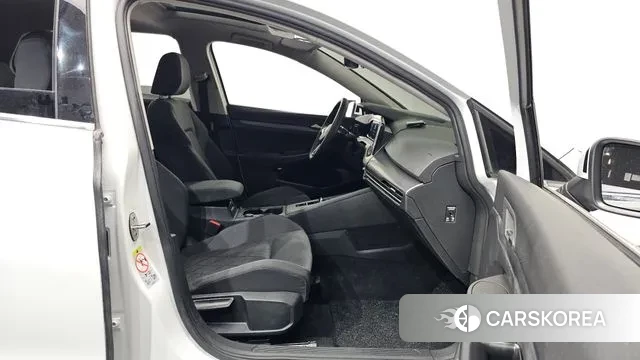 Volkswagen Golf 8th Generation 2022 Белый из Кореи, фото 2