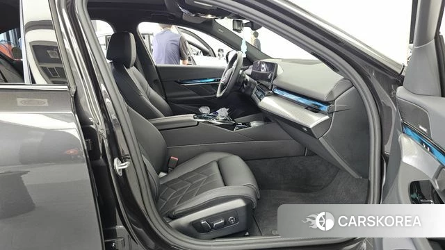 BMW 5 Series (G60) 2025 Серый из Кореи, фото 2
