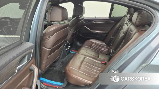 BMW 5 Series (G30) 2018 Светло-серебряный цвет из Кореи, фото 2