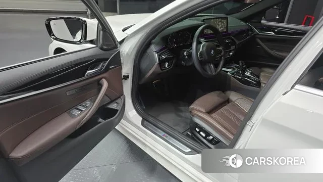 BMW 5 Series (G30) 2022 Белый из Кореи, фото 2