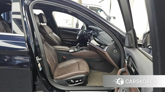 BMW 5 Series (G30) 2018 Черный из Кореи, фото 2