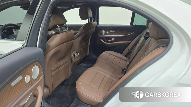 Mercedes-Benz E-Class W213 2023 Белый из Кореи, фото 2