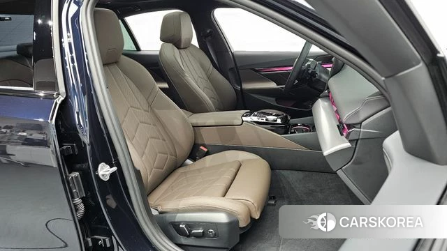 BMW 5 Series (G60) 2025 Черный из Кореи, фото 2