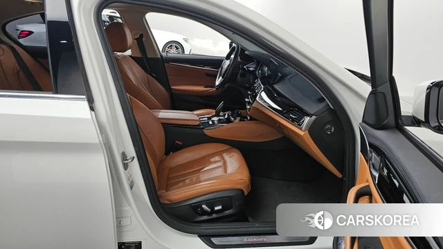 BMW 5 Series (G30) 2018 Белый из Кореи, фото 2