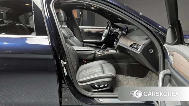 BMW 5 Series (G30) 2018 Черный из Кореи, фото 2