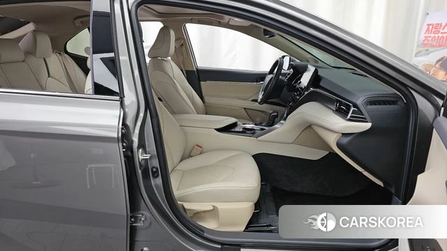 Toyota Camry (XV70) 2023 Серый из Кореи, фото 2