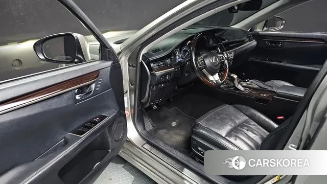 Lexus New ES300h 2018 Серебристо-серый из Кореи, фото 2