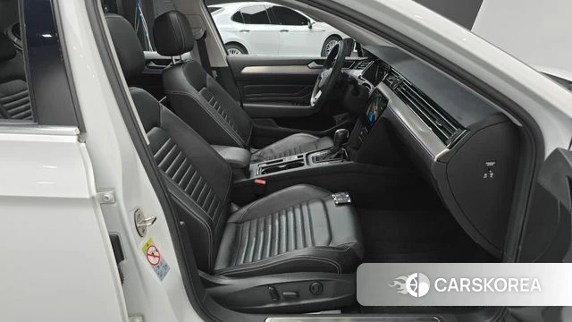 Volkswagen Passat GT (B8) 2022 Белый из Кореи, фото 2