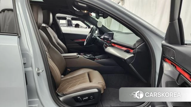 BMW 5 Series (G60) 2024 Серебристо-серый из Кореи, фото 2