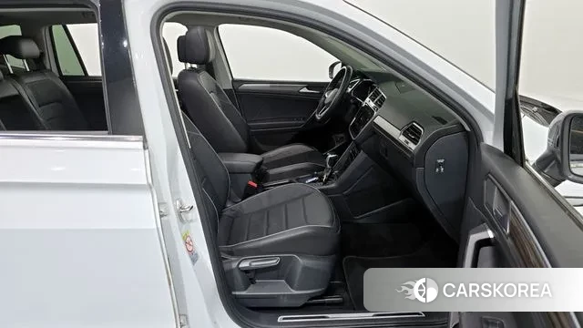 Volkswagen Tiguan Allspace 2023 Белый из Кореи, фото 2