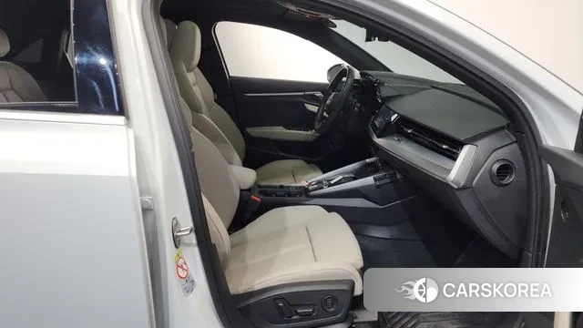 Audi A3 (8Y) 2023 Белый из Кореи, фото 2