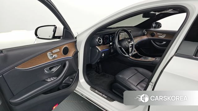Mercedes-Benz E-Class W213 2022 Белый из Кореи, фото 2