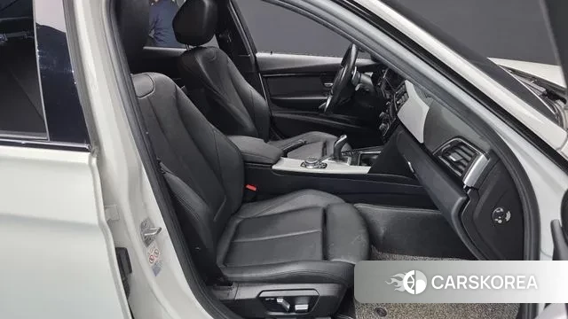 BMW 3 Series (F30) 2018 Белый из Кореи, фото 2