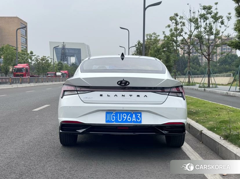 Hyundai Elantra 2022 Белый из Китая, фото 2