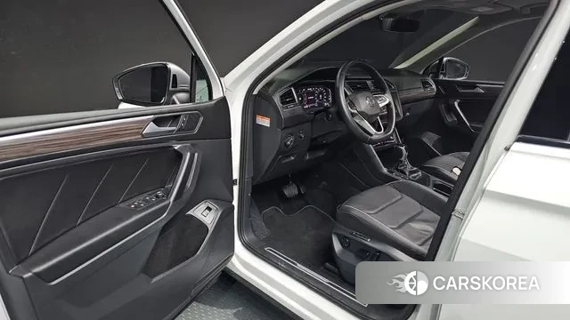 Volkswagen Tiguan Allspace 2023 Белый из Кореи, фото 2