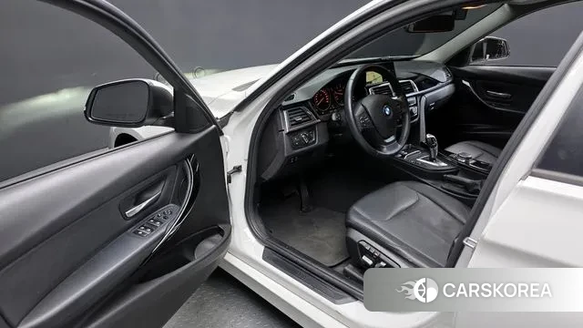 BMW 3 Series (F30) 2018 Белый из Кореи, фото 2