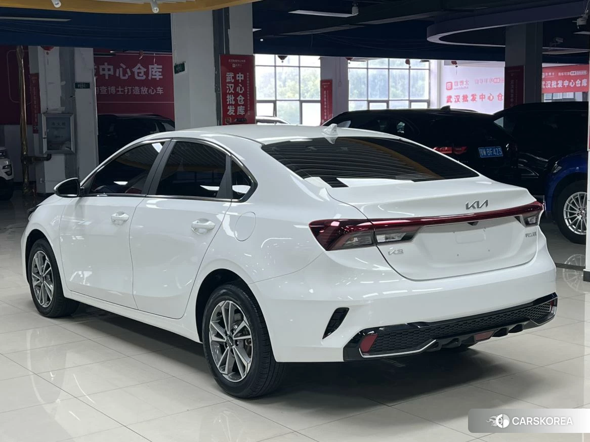 Kia K3 2023 Белый из Китая, фото 2