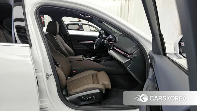 BMW 5 Series (G60) 2025 Белый из Кореи, фото 2