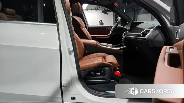 BMW X7 (G07) 2025 Белый из Кореи, фото 2