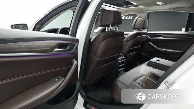 BMW 5 Series (G30) 2018 Белый из Кореи, фото 2