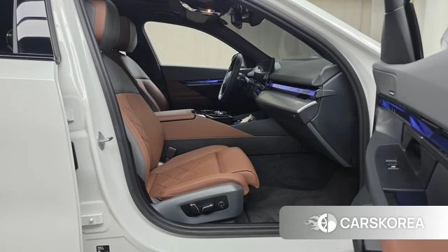 BMW 5 Series (G60) 2025 Белый из Кореи, фото 2