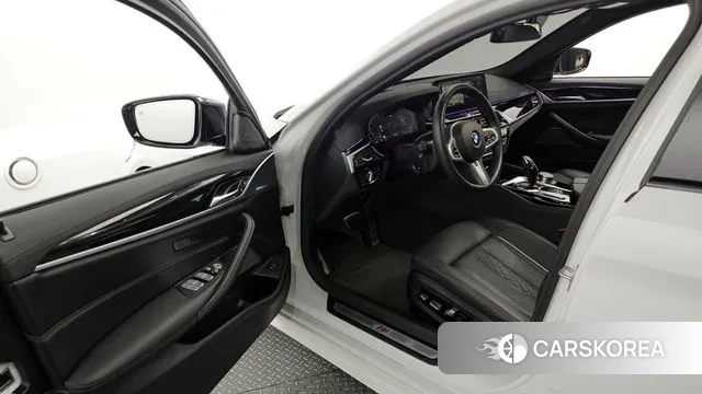 BMW 5 Series (G30) 2023 Белый из Кореи, фото 2