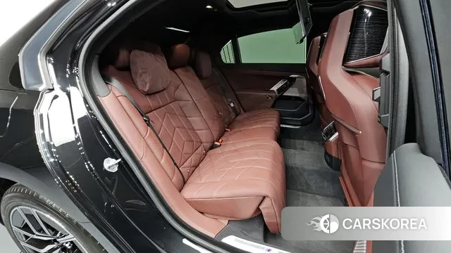 BMW 7 Series (G70) 2024 Черный из Кореи, фото 2