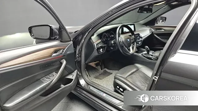 BMW 5 Series (G30) 2018 Серый из Кореи, фото 2