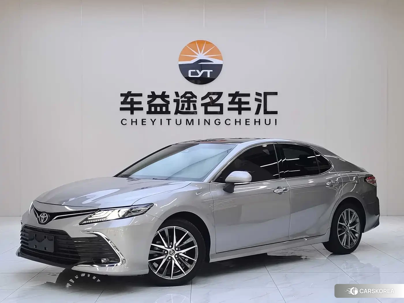 Toyota Camry 2022 Champagne/brown из Китая, фото 2