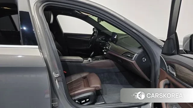 BMW 5 Series (G30) 2021 Серебристо-серый из Кореи, фото 2