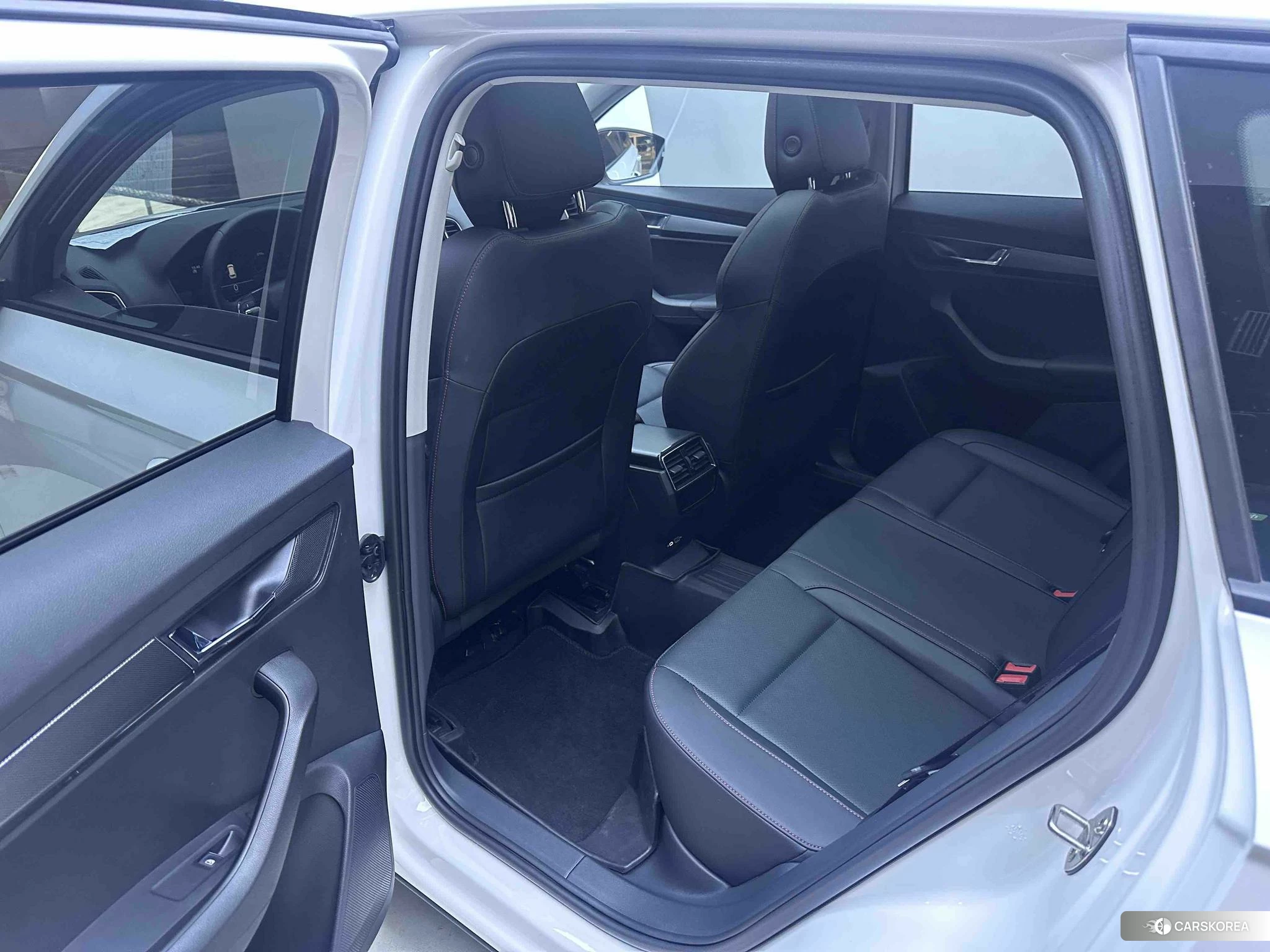 Skoda Krok 2022 Белый из Китая, фото 2