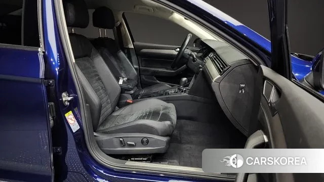 Volkswagen Passat GT (B8) 2018 Синий из Кореи, фото 2