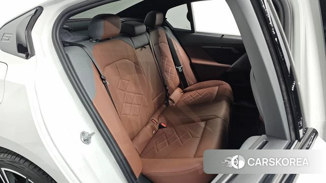 BMW 5 Series (G60) 2025 Белый из Кореи, фото 2