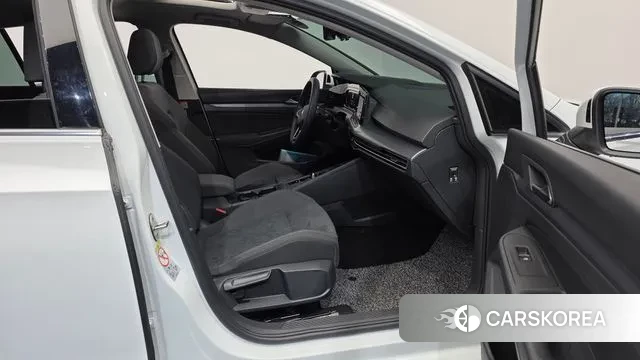 Volkswagen Golf 8th Generation 2022 Белый из Кореи, фото 2