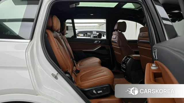 BMW X7 (G07) 2023 Белый из Кореи, фото 2