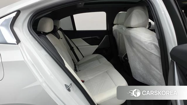 BMW 5 Series (G60) 2025 Белый из Кореи, фото 2