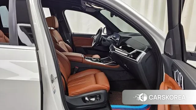 BMW X7 (G07) 2023 Белый из Кореи, фото 2